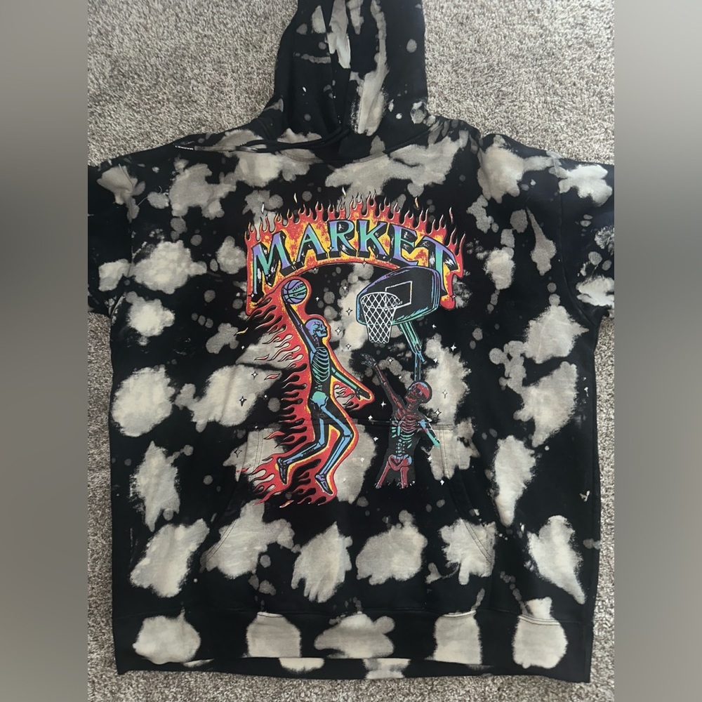 This hoodie is 🔥🔥🔥🔥🔥🔥🔥 a skeleton dunking on another 💀 won’t find this